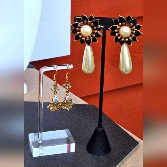 Vintage Jewelry - Vintage Black Gold Metal Floral Drop Fuax Pearl Clip On Earrings